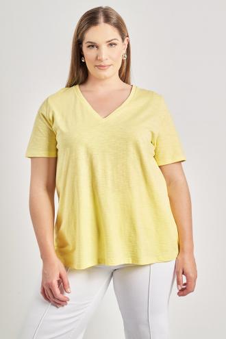 Κοντομάνικη μπλούζα σε βαμβακερή φλάμα. V λαιμόκοψη. Γραμμή-Α με στρογγυλεμένο τελείωμα. Μήκος που καλύπτει τους γοφούς. Συνδυάζεται τέλεια με τζιν και slim παντελόνια για casual chic εμφανίσεις. Ιδανική επιλογή για day-to-night looks οπου μπορεί να φορεθεί μέσα από ψηλόμεσα παντελόνια και να τονιστεί με statement αξεσουάρ. Το μοντέλο έχει ύψος 180 εκ, στήθος 107, μέση 95, περιφέρεια 122 και φοράει το μέγεθος S