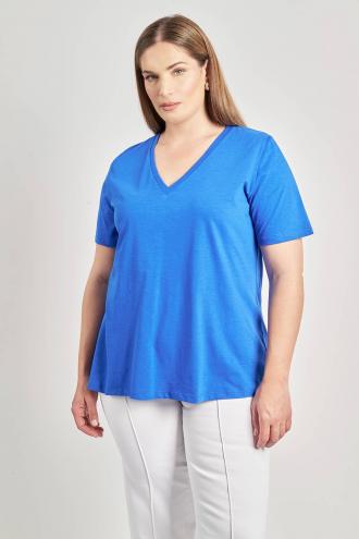 Κοντομάνικη μπλούζα σε βαμβακερή φλάμα. V λαιμόκοψη. Γραμμή-Α με στρογγυλεμένο τελείωμα. Μήκος που καλύπτει τους γοφούς. Συνδυάζεται τέλεια με τζιν και slim παντελόνια για casual chic εμφανίσεις. Ιδανική επιλογή για day-to-night looks οπου μπορεί να φορεθεί μέσα από ψηλόμεσα παντελόνια και να τονιστεί με statement αξεσουάρ. Το μοντέλο έχει ύψος 180 εκ, στήθος 107, μέση 95, περιφέρεια 122 και φοράει το μέγεθος S