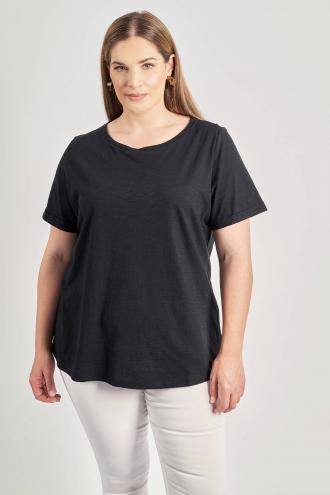 Κοντομάνικη μπλούζα basic σε βαμβακερή φλάμα. Κοντά μανίκια με ρεβέρ. Στρογγυλή λαιμόκοψη. Σε Α γραμμή με ελαφρώς στρογγυλεμένο τελείωμα. Μήκος που καλύπτει τους γοφούς. Συνδυάζεται τέλεια με τζιν και slim παντελόνια για casual chic εμφανίσεις. Ιδανική επιλογή για μια μπλούζα που μπορεί να φορεθεί μέσα από ψηλόμεσα παντελόνια και να τονιστεί με statement αξεσουάρ. Το μοντέλο έχει ύψος 180 εκ, στήθος 107, μέση 95, περιφέρεια 122 και φοράει το μέγεθος S