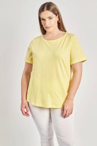 Κοντομάνικη μπλούζα basic σε βαμβακερή φλάμα. Κοντά μανίκια με ρεβέρ. Στρογγυλή λαιμόκοψη. Σε Α γραμμή με ελαφρώς στρογγυλεμένο τελείωμα. Μήκος που καλύπτει τους γοφούς. Συνδυάζεται τέλεια με τζιν και slim παντελόνια για casual chic εμφανίσεις. Ιδανική επιλογή για μια μπλούζα που μπορεί να φορεθεί μέσα από ψηλόμεσα παντελόνια και να τονιστεί με statement αξεσουάρ. Το μοντέλο έχει ύψος 180 εκ, στήθος 107, μέση 95, περιφέρεια 122 και φοράει το μέγεθος S