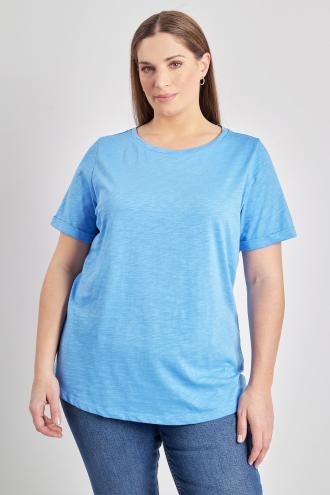 Κοντομάνικη μπλούζα basic σε βαμβακερή φλάμα. Κοντά μανίκια με ρεβέρ. Στρογγυλή λαιμόκοψη. Σε Α γραμμή με ελαφρώς στρογγυλεμένο τελείωμα. Μήκος που καλύπτει τους γοφούς. Συνδυάζεται τέλεια με τζιν και slim παντελόνια για casual chic εμφανίσεις. Ιδανική επιλογή για μια μπλούζα που μπορεί να φορεθεί μέσα από ψηλόμεσα παντελόνια και να τονιστεί με statement αξεσουάρ. Το μοντέλο έχει ύψος 180 εκ, στήθος 107, μέση 95, περιφέρεια 122 και φοράει το μέγεθος S