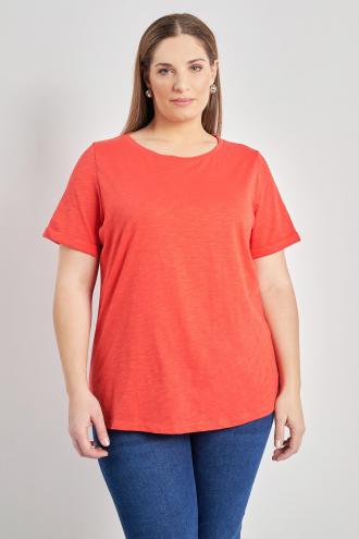 Κοντομάνικη μπλούζα basic σε βαμβακερή φλάμα. Κοντά μανίκια με ρεβέρ. Στρογγυλή λαιμόκοψη. Σε Α γραμμή με ελαφρώς στρογγυλεμένο τελείωμα. Μήκος που καλύπτει τους γοφούς. Συνδυάζεται τέλεια με τζιν και slim παντελόνια για casual chic εμφανίσεις. Ιδανική επιλογή για μια μπλούζα που μπορεί να φορεθεί μέσα από ψηλόμεσα παντελόνια και να τονιστεί με statement αξεσουάρ. Το μοντέλο έχει ύψος 180 εκ, στήθος 107, μέση 95, περιφέρεια 122 και φοράει το μέγεθος S