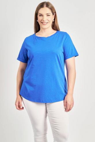 Κοντομάνικη μπλούζα basic σε βαμβακερή φλάμα. Κοντά μανίκια με ρεβέρ. Στρογγυλή λαιμόκοψη. Σε Α γραμμή με ελαφρώς στρογγυλεμένο τελείωμα. Μήκος που καλύπτει τους γοφούς. Συνδυάζεται τέλεια με τζιν και slim παντελόνια για casual chic εμφανίσεις. Ιδανική επιλογή για μια μπλούζα που μπορεί να φορεθεί μέσα από ψηλόμεσα παντελόνια και να τονιστεί με statement αξεσουάρ. Το μοντέλο έχει ύψος 180 εκ, στήθος 107, μέση 95, περιφέρεια 122 και φοράει το μέγεθος S