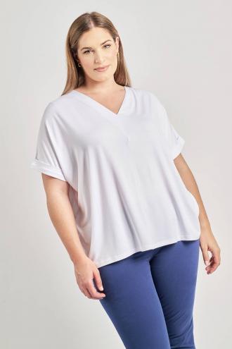 Μπλούζα από ελαστική βισκόζη. Κοντά μανίκια με ρεβέρ στο τελείωμα. Λαιμόκοψη V. Διαθέτει κεντρική κάθετη ραφή στο μπροστινό μέρος. Σε ίσια γραμμή. Το μοντέλο έχει ύψος 180 εκ, στήθος 107, μέση 95, περιφέρεια 122 και φοράει το μέγεθος S