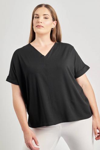 Μπλούζα από ελαστική βισκόζη. Κοντά μανίκια με ρεβέρ στο τελείωμα. Λαιμόκοψη V. Διαθέτει κεντρική κάθετη ραφή στο μπροστινό μέρος. Σε ίσια γραμμή. Το μοντέλο έχει ύψος 180 εκ, στήθος 107, μέση 95, περιφέρεια 122 και φοράει το μέγεθος S