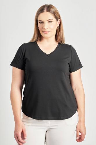 Μπλούζα από ελαστική βισκόζη. Κοντά μανίκια και λαιμόκοψη V. Σε ίσια γραμμή με στρογγυλό τελείωμα. Το μοντέλο έχει ύψος 180 εκ, στήθος 107, μέση 95, περιφέρεια 122 και φοράει το μέγεθος S