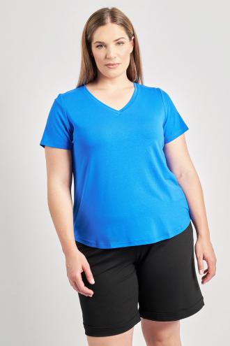 Μπλούζα από ελαστική βισκόζη. Κοντά μανίκια και λαιμόκοψη V. Σε ίσια γραμμή με στρογγυλό τελείωμα. Το μοντέλο έχει ύψος 180 εκ, στήθος 107, μέση 95, περιφέρεια 122 και φοράει το μέγεθος S