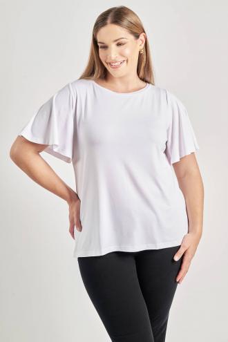 Μπλούζα από ελαστική βισκόζη. Κοντά μανίκια καμπάνα. Με στρογγυλή λαιμόκοψη. Κάθετη ραφή στην πλάτη. Σε ίσια γραμμή. Το μοντέλο έχει ύψος 180 εκ, στήθος 107, μέση 95, περιφέρεια 122 και φοράει το μέγεθος S