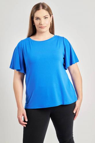 Μπλούζα από ελαστική βισκόζη. Κοντά μανίκια καμπάνα. Με στρογγυλή λαιμόκοψη. Κάθετη ραφή στην πλάτη. Σε ίσια γραμμή. Το μοντέλο έχει ύψος 180 εκ, στήθος 107, μέση 95, περιφέρεια 122 και φοράει το μέγεθος S