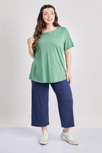 Cropped παντελόνα από ελαστική βισκόζη που φτάνει μέχρι τη μέση της γάμπας. Με ελαστική μέση και άνετη ύφανση για άψογη εφαρμογή. Φόρεστε τη όλες τις ώρες, με πουκάμισα στο γραφείο, με t-shirt για casual εμφανίσεις ή με αέρινα τοπ για απογευματινά σύνολα. Το μοντέλο έχει ύψος 172 εκ, στήθος 108, μέση 94, περιφέρεια 111 και φοράει το μέγεθος S