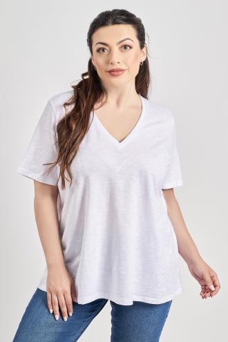 Μπλούζα από 100% βαμβάκι. Κοντά μανίκια και λαιμόκοψη με V. Το μοντέλο έχει ύψος 180 εκ, στήθος 114, μέση 88, περιφέρεια 121 και φοράει το μέγεθος S