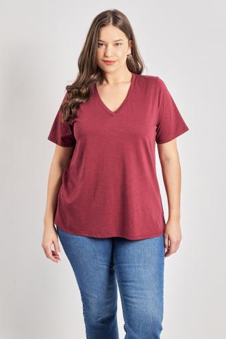 Μπλούζα από 100% βαμβάκι. Κοντά μανίκια και λαιμόκοψη με V. Το μοντέλο έχει ύψος 180 εκ, στήθος 114, μέση 88, περιφέρεια 121 και φοράει το μέγεθος S