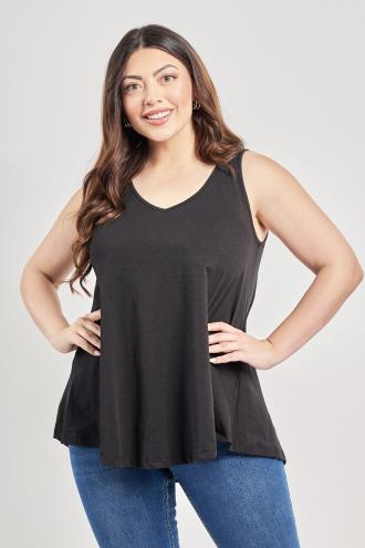 Αμάνικο τοπ από 100% βαμβάκι. Σε ριχτή γραμμή Α και high-low τελείωμα. Λαιμόκοψη οβάλ. Το μοντέλο έχει ύψος 180 εκ, στήθος 114, μέση 88, περιφέρεια 121 και φοράει το μέγεθος S