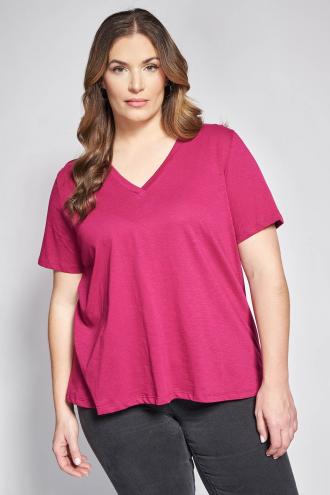 Ανανεώστε την καθημερινή σας γκαρνταρόμπα με ένα κομμάτι που συνδυάζει την απόλυτη άνεση με μια αέρινη, θηλυκή κίνηση. Η κατασκευή της από βαμβακερό ύφασμα φλάμα χαρίζει μια ιδιαίτερη ανάγλυφη υφή και εξαιρετική αναπνευσιμότητα, κάνοντάς την ιδανική για τις ζεστές ημέρες. Διαθέτει κομψή V λαιμόκοψη και άνετα κοντά μανίκια που προσφέρουν ελευθερία κινήσεων και δροσερή αίσθηση. Σε γραμμή-A που χαρίζει άνεση στην περιοχή της περιφέρειας και κολακεύει κάθε σιλουέτα. Casual look: Συνδυάστε τη με ένα denim παντελόνι ή ένα κολάν και τα αγαπημένα σας sneakers για ένα χαλαρό πρωινό σύνολο. Office look: Ταίριαξέ τη μέσα από ένα μεσάτο blazer με ένα υφασμάτινο παντελόνι σε ίσια γραμμή και minimal loafers για μια άνετη αλλά επαγγελματική εμφάνιση. Το μοντέλο έχει ύψος 180 εκ στήθος 107 μέση 95 περιφέρεια 122 και φοράει το μέγεθος S