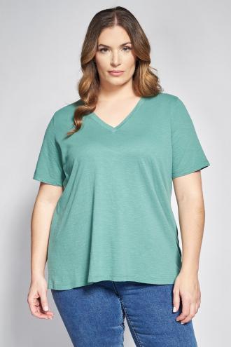 Ανανεώστε την καθημερινή σας γκαρνταρόμπα με ένα κομμάτι που συνδυάζει την απόλυτη άνεση με μια αέρινη, θηλυκή κίνηση. Η κατασκευή της από βαμβακερό ύφασμα φλάμα χαρίζει μια ιδιαίτερη ανάγλυφη υφή και εξαιρετική αναπνευσιμότητα, κάνοντάς την ιδανική για τις ζεστές ημέρες. Διαθέτει κομψή V λαιμόκοψη και άνετα κοντά μανίκια που προσφέρουν ελευθερία κινήσεων και δροσερή αίσθηση. Σε γραμμή-A που χαρίζει άνεση στην περιοχή της περιφέρειας και κολακεύει κάθε σιλουέτα. Casual look: Συνδυάστε τη με ένα denim παντελόνι ή ένα κολάν και τα αγαπημένα σας sneakers για ένα χαλαρό πρωινό σύνολο. Office look: Ταίριαξέ τη μέσα από ένα μεσάτο blazer με ένα υφασμάτινο παντελόνι σε ίσια γραμμή και minimal loafers για μια άνετη αλλά επαγγελματική εμφάνιση. Το μοντέλο έχει ύψος 180 εκ στήθος 107 μέση 95 περιφέρεια 122 και φοράει το μέγεθος S