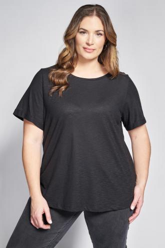 Ανανεώστε τα καθημερινά σας βασικά κομμάτια με μια μπλούζα που προσφέρει τον απόλυτο συνδυασμό άνεσης και ανεπιτήδευτου στυλ. Η κατασκευή της από ποιοτικό βαμβακερό ύφασμα φλάμα χαρίζει μια μοναδική, ελαφρώς ανάγλυφη υφή που αφήνει το δέρμα να αναπνέει ευχάριστα. Το σχέδιο διακρίνεται για την ανοιχτή στρογγυλή λαιμόκοψη και τα άνετα κοντά μανίκια που εξασφαλίζουν πλήρη ελευθερία κινήσεων σε κάθε δραστηριότητα. Η γραμμή της είναι άνετη, προσφέροντας μια εφαρμογή που αγκαλιάζει απαλά τη σιλουέτα χωρίς να πιέζει, διατηρώντας το σχήμα της όλη μέρα. Στα επιπλέον χαρακτηριστικά της, το στρογγυλεμένο ελείωμα που εγγυάται μία άκρως κομψή εφαρμογή για κάθε σωματότυπο. Casual look: Συνδυάστε τη με ένα denim παντελόνι και sneakers ή flat μπαλαρίνες για μια χαλαρή βόλτα ή τις δουλειές στην πόλη. Office look: Φορέστε τη μέσα από ένα δομημένο blazer με ένα υφασμάτινο παντελόνι και loafers για ένα look που ισορροπεί τέλεια ανάμεσα στο casual και το επαγγελματικό. Το μοντέλο έχει ύψος 180 εκ στήθος 107 μέση 95 περιφέρεια 122 και φοράει το μέγεθος S