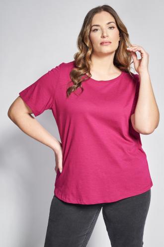 Ανανεώστε τα καθημερινά σας βασικά κομμάτια με μια μπλούζα που προσφέρει τον απόλυτο συνδυασμό άνεσης και ανεπιτήδευτου στυλ. Η κατασκευή της από ποιοτικό βαμβακερό ύφασμα φλάμα χαρίζει μια μοναδική, ελαφρώς ανάγλυφη υφή που αφήνει το δέρμα να αναπνέει ευχάριστα. Το σχέδιο διακρίνεται για την ανοιχτή στρογγυλή λαιμόκοψη και τα άνετα κοντά μανίκια που εξασφαλίζουν πλήρη ελευθερία κινήσεων σε κάθε δραστηριότητα. Η γραμμή της είναι άνετη, προσφέροντας μια εφαρμογή που αγκαλιάζει απαλά τη σιλουέτα χωρίς να πιέζει, διατηρώντας το σχήμα της όλη μέρα. Στα επιπλέον χαρακτηριστικά της, το στρογγυλεμένο ελείωμα που εγγυάται μία άκρως κομψή εφαρμογή για κάθε σωματότυπο. Casual look: Συνδυάστε τη με ένα denim παντελόνι και sneakers ή flat μπαλαρίνες για μια χαλαρή βόλτα ή τις δουλειές στην πόλη. Office look: Φορέστε τη μέσα από ένα δομημένο blazer με ένα υφασμάτινο παντελόνι και loafers για ένα look που ισορροπεί τέλεια ανάμεσα στο casual και το επαγγελματικό. Το μοντέλο έχει ύψος 180 εκ στήθος 107 μέση 95 περιφέρεια 122 και φοράει το μέγεθος S