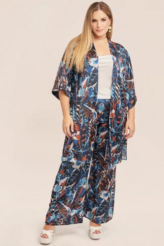 Σατέν ελαφριά παντελόνα σε botanical print. Ελαστική μέση για άνετη εφαρμογή. Ολοκληρώστε το σετ με το κιμονό 012320709962. Το μοντέλο έχει ύψος 179 εκ, στήθος 109, μέση 89, περιφέρεια 119 και φοράει το μέγεθος M