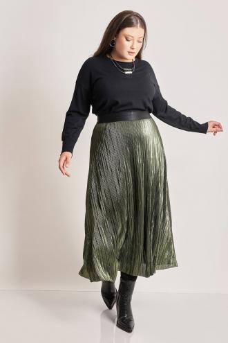 Maxi φούστα πλισέ σε σατέν ύφανση με μεταλλιζέ όψη. Σατέν μονόχρωμη φάσα στη μέση. Το μοντέλο έχει ύψος 175εκ, στήθος 108, μέση 90, περιφέρεια 121 και φοράει το μέγεθος S