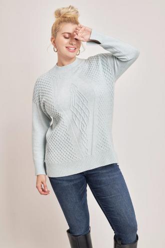 Πλεκτή μπλούζα με ανάγλυφα σχέδια. Στρογγυλή λαιμόκοψη. Μακριά μανίκια ζαπονέ. Ριπ λεπτομέρειες στα τελειώματα. Σε ίσια γραμμή. Το μοντέλο έχει ύψος 177εκ, στήθος 110, μέση 85, περιφέρεια 115 και φοράει μέγεθος S