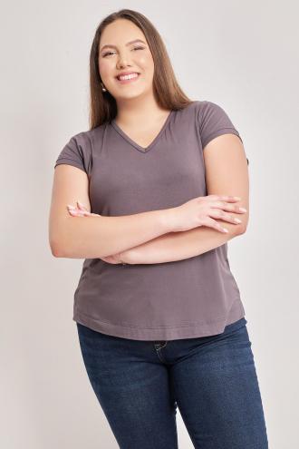 Ζέρσεϋ μπλούζα από σύμμεικτη φυτική ίνα bamboo. V λαιμόκοψη. Κοντά μανίκια. Σχέδιο με ραφές στους ώμους. Slim γραμμή. Eco Friendly από φυτικής προέλευσης ελαστική ύφανση απαλής αίσθησης, που αφήνει το σώμα να αναπνέει κι έχει αντοχή στη χρήση. Το μοντέλο έχει ύψος 178εκ, στήθος 108, μέση 94, περιφέρεια 114 και φοράει το μέγεθος S