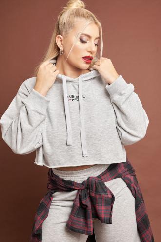 Άνετο φούτερ cropped με τύπωμα λογότυπο PRBT. Aπό σύμμεικτο βαμβάκι. Μακριά μανίκια με μανσέτα και στρογγυλή λαιμόκοψη. Διαθέτει κουκούλα. Το μοντέλο έχει ύψος 177εκ, στήθος 110, μέση 85, περιφέρεια 115 και φοράει μέγεθος S