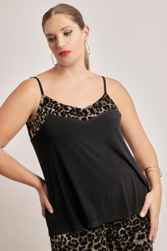 Τοπ μονόχρωμο με βελουτέ leopard λεπτομέρειες. Σε ίσια γραμμή. Ολοκληρώστε το σετ με τα 012420706881 και 012420206962. Το μοντέλο έχει ύψος 180 εκ, στήθος 107, μέση 95, περιφέρεια 122 και φοράει το μέγεθος S