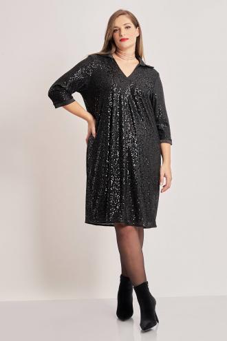 Μίντι φόρεμα με παγιέτες. V λαιμόκοψη με γιακά σατινέ. Μανίκια 3/4 με σατινέ τελείωμα. Σε ριχτή γραμμή με κουφόπιετα μπροστά. Με φόδρα. Το μοντέλο έχει ύψος 180 εκ, στήθος 107, μέση 95, περιφέρεια 122 και φοράει το μέγεθος S