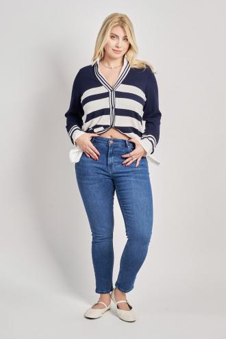 Παντελόνι τζιν από βαμβακερό denim σε γραμμή skinny. Πεντάτσεπο. Διαθέτει θηλάκια ζώνης. Κουμπώνει μπροστά με κουμπί και φερμουάρ. Το μοντέλο έχει ύψος 177εκ, στήθος 110, μέση 85, περιφέρεια 115 και φοράει μέγεθος S