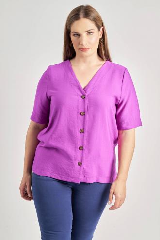 Πουκάμισο από σύμμεικτο ρεγιόν σε όψη λινού. V λαιμόκοψη. Κούμπωμα με πατιλέτα με κουμπιά ταργαρούγα κατά μήκος. Κοντά μανίκια. Σε ίσια γραμμή με πλαϊνά ανοίγματα. Δε διαθέτει ελαστικότητα. Το μοντέλο έχει ύψος 180 εκ, στήθος 107, μέση 95, περιφέρεια 122 και φοράει το μέγεθος S