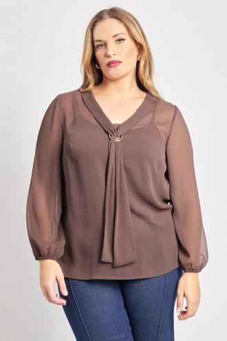 Μπλούζα μονόχρωμη chiffon ημιδιάφανη. Μακριά μανίκια με ελαστική μανσέτα. Δετή γραβάτα στον λαιμό με διακόσμητικό. Δώστε έμφαση στη θηλυκή κομψότητα με αυτή τη μπλούζα. Διατίθεται χωρίς το εσωτερικό τοπ με τιράντες που φοράει το μοντέλο στις προϊοντικές φωτογραφίες. Το μοντέλο έχει ύψος 180 εκ, στήθος 107, μέση 95, περιφέρεια 122 και φοράει το μέγεθος S