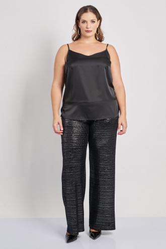 Αυτό το ψηλόμεσο παντελόνι με ίσια, φαρδιά γραμμή wide leg είναι ιδανικό για βραδινή εμφάνιση και γιορτινό look. Διαθέτει πλούσια foil δικακόσμηση σε όλη την επιφάνεια, προσφέροντας εντυπωσιακή κίνηση. Ολοκληρώστε το σετ με την μπλούζα 012520187241 και ψηλοτάκουνα για να αναδειχθεί η λαμπερή υφή του. Το μοντέλο έχει ύψος 180 εκ στήθος 107 μέση 95 περιφέρεια 122 και φοράει το μέγεθος S