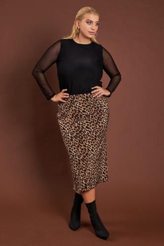 Μια κομψή μίντι φούστα που δεν πρέπει να λείπει από την γκαρνταρόμπα σας! Το σατινέ ύφασμα προσφέρει μια υπέροχη, ρευστή εφαρμογή και μεταξένια υφή, ενώ το all-over animal print χαρίζει μια τολμηρή και μοντέρνα πινελιά. Η γραμμή είναι ίσια και ελαφρώς σε Α, φτάνοντας μέχρι κάτω από το γόνατο. Διαθέτει ελαστική μέση για άψογη εφαρμογή και άνεση. Φορέστε τη με ένα μαύρο τοπ με διαφάνεια και ολοκληρώστε το look με σακάκι και ψηλές μπότες για βραδινές εμφανίσεις, ή με ένα ογκώδες πλεκτό πουλόβερ και sneakers για ένα πιο χαλαρό, αλλά fashionable, outfit. Το μοντέλο έχει ύψος 177εκ, στήθος 110, μέση 85, περιφέρεια 115 και φοράει μέγεθος S