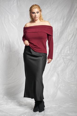 Αυτή η σατινέ μίντι φούστα αποτελεί ένα διαχρονικό κομμάτι-κλειδί, ιδανικό για να προσθέσει μια πινελιά εκλεπτυσμένης θηλυκότητας και κομψότητας στην εμφάνισή σας. Η γραμμή slip αγκαλιάζει απαλά το σώμα, ενώ το απαλό ύφασμα πέφτει ρευστά, προσφέροντας άνεση και μια αίσθηση πολυτέλειας. Το μήκος της, την καθιστά εξαιρετικά ευέλικτη. Για μια κομψή, καθημερινή ή business casual εμφάνιση, συνδυάστε τη με ένα φαρδύ, χοντρό πλεκτό πουλόβερ και μποτάκια με χοντρό τακούνι, δημιουργώντας ένα σύνολο που ισορροπεί τη ρευστότητα του σατέν με τη ζεστασιά και τη δομή του πλεκτού. Για μια εντυπωσιακή βραδινή εμφάνιση, συνδυάστε τη με ένα διαφανές εφαρμοστό τοπ και ψηλατάκουνες γόβες με γκλίτερ, δημιουργώντας ένα σύνολο που αποπνέει αυτοπεποίθηση και σύγχρονο στυλ. Το μοντέλο έχει ύψος 177εκ στήθος 110 μέση 85 περιφέρεια 115 και φοράει μέγεθος S