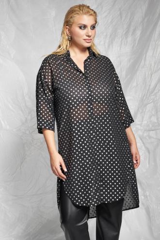 Μια μακρυά, ημιδιάφανη πουκαμίσα με γιακά και κουμπιά, διακοσμημένη με ένα έντονο πουά μοτίβο. Η γραμμή της είναι χαλαρή και αέρινη, φτάνοντας μέχρι τη μέση του μηρού, με σχισίματα στα πλαϊνά και μανίκια μήκους τριών τετάρτων. Πρόκειται για ένα ευέλικτο κομμάτι που μπορεί να φορεθεί ως φόρεμα, πάνω από παντελόνι ή ανοιχτό ως ελαφρύ πανωφόρι, προσθέτοντας μια statement πινελιά σε κάθε εμφάνιση. Για μια πρωινή εμφάνιση με μοντέρνο ύφος, φορέστε την ανοιχτή σαν κιμονό πάνω από ένα λιτό top και ψηλόμεσο τζιν σε ίσια γραμμή. Ολοκληρώστε με sneakers ή flat μποτάκια. Για μια εντυπωσιακή βραδινή εμφάνιση, φορέστε τη κουμπωμένη σαν φόρεμα πάνω από ένα εφαρμοστό, αέρινο top με λεπτές τιράντες και συνδυάστε τη με δερμάτινο παντελόνι ή κολάν. Προσθέστε ψηλοτάκουνες γόβες ή μυτερά μποτάκια και ολοκληρώστε με μεταλλικά κοσμήματα. Το μοντέλο έχει ύψος 177εκ στήθος 110 μέση 85 περιφέρεια 115 και φοράει μέγεθος S