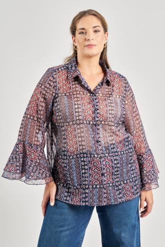 Πουκάμισο από αιθέριο ημιδιάφανο chiffon σε boho εμπριμέ με patchwork μοτίβο. Γιακάς πουκαμίσου και κούμπωμα με κουμπιά στην ίδια ύφανση κατά μήκος. Μακριά αέρινα μανίκια με βολάν στο τελείωμα. Το μοντέλο έχει ύψος 180 εκ, στήθος 107, μέση 95, περιφέρεια 122 και φοράει το μέγεθος S