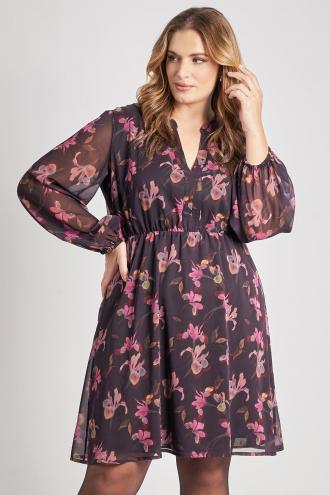 Αυτό το κομψό φόρεμα σε μήκος πάνω από το γόνατο είναι ιδανικό για smart-casual και ρομαντικές εμφανίσεις. Είναι κατασκευασμένο από ανάλαφρο σιφόν ύφασμα. Διαθέτει V-λαιμόκοψη με μικρό γιακά, μακριά μανίκια με σούρες και ελαστική μέση, προσδίδοντας κίνηση και κολακευτική εφαρμογή. Έχει φόδρα στο κυρίως μέρος. Συνδυάστε το με μαύρο οπάκ καλσόν και μποτάκια ή γόβες. Προσθέστε ένα ζεστό παλτό ή σακάκι για τις πιο κρύες μέρες. Το μοντέλο έχει ύψος 180 εκ στήθος 107 μέση 95 περιφέρεια 122 και φοράει το μέγεθος S