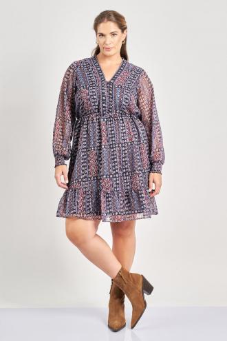 Μίνι φόρεμα από αιθέριο chiffon σε boho εμπριμέ με patchwork μοτίβο. V λαιμόκοψη και κούμπωμα με κουμπιά στην ίδια ύφανση μέχρι τη μέση. Λεπτομέρεια με παγιέτες κατά μήκος του κουμπώματος. Ελαστική μέση. Μακριά ημιδιάφανα μανίκια με μανσέτα σφηκοφωλιά. Φούστα σε Α-γραμμή με βολάν στο τελείωμα. Φοδραρισμένο στο κυρίως μέρος. Το μοντέλο έχει ύψος 180 εκ, στήθος 107, μέση 95, περιφέρεια 122 και φοράει το μέγεθος S