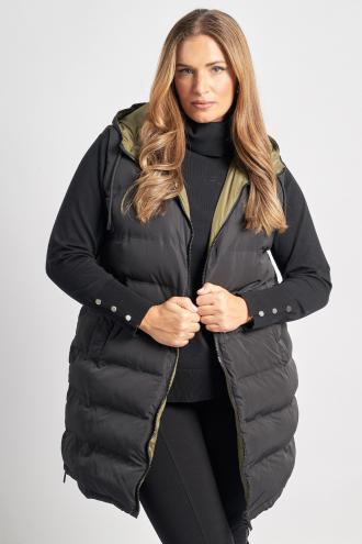Αμάνικο μπουφάν διπλής όψης τύπου puffer. Φοδραρισμένο και καπιτονέ για ανάλαφρη ζεστασιά. Πλευρικά φερμουάρ για άνεση στο περπάτημα και τσέπες για τα απαραίτητα. Διαθέτει κουκούλα. Συνδυάστε με πλεκτό και κολάν για σύγχρονο smart casual ή φορέστε το πάνω από σακάκι για στιλάτο office commute. Το μοντέλο έχει ύψος 180 εκ, στήθος 107, μέση 95, περιφέρεια 122 και φοράει το μέγεθος S.