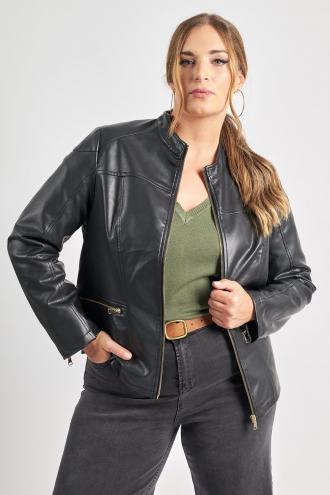Ολοκληρώστε το look σας με ένα must-have biker τζάκετ που προσθέτει δομή και υφή. Απαλή δερματίνη με ευέλικτη γραμμή για καθημερινή χρήση. Ψηλός λαιμός. Κούμπωμα με φερμουάρ. Μπροστινές τσέπες με φερμουάρ. Άνοιγμα με φερμουάρ στα μανίκια. Κανονική εφαρμογή. Το μοντέλο έχει ύψος 180 εκ, στήθος 107, μέση 95, περιφέρεια 122 και φοράει το μέγεθος S