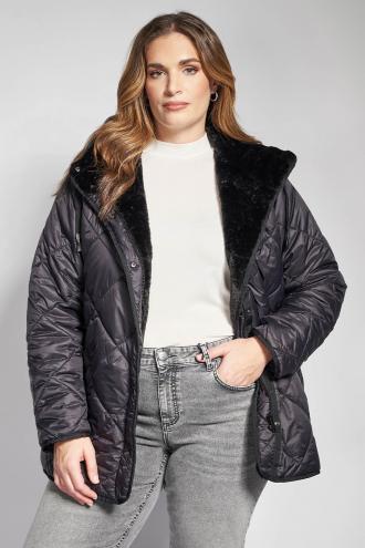 Αναβαθμίστε το look σας με το καπιτονέ, αδιάβροχο μπουφάν, ένα ζεστό και μοντέρνο κομμάτι ιδανικό για χειμερινές casual chic εμφανίσεις. Διαθέτει κουκούλα και φερμουάρ, ενώ η ανάλαφρη καπιτονέ ύφανση και η πολυτελής εσωτερική γούνα προσφέρουν άνεση και προστασία από το κρύο. Η άνετη γραμμή εξασφαλίζει ευκολία κινήσεων και στιλάτο αποτέλεσμα. Συνδυάστε το με τζιν ή ένα παντελόνι και πλεκτές μπλούζες για ένα trendy outfit διαχρονικής μόδας. Το μοντέλο έχει ύψος 180 εκ στήθος 107 μέση 95 περιφέρεια 122 και φοράει το μέγεθος S
