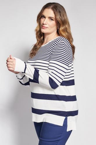 Υιοθετήστε το απόλυτο Parisian chic στυλ με μια πλεκτή μπλούζα μαρινιέρα που αποτελεί τον ορισμό της διαχρονικής κομψότητας για κάθε γυναικεία συλλογή. Είναι κατασκευασμένη από εξαιρετικά απαλό, λεπτό πλεκτό νήμα που προσφέρει ανάλαφρη αίσθηση και άνεση, επιτρέποντας στο δέρμα να αναπνέει. Διαθέτει κλασική στρογγυλή λαιμόκοψη και εντυπωσιακό συνδυασμό από λεπτές και φαρδιές οριζόντιες ρίγες που χαρίζουν βάθος στο look. Τα μακριά μανίκια ολοκληρώνονται με φαρδιές ribbed μανσέτες, ενώ τα διακριτικά πλευρικά σκισίματα στο τελείωμα προσθέτουν μια σύγχρονη νότα και διευκολύνουν την κίνηση. Η γραμμή της είναι άνετη και ελαφρώς μακριά, πέφτοντας ομοιόμορφα πάνω από τους γοφούς για να προσφέρει μια κολακευτική και ισορροπημένη σιλουέτα. Η προσεγμένη πλέξη της και η εναλλαγή του πάχους των ριγών έχουν σχεδιαστεί στρατηγικά ώστε να αναδεικνύουν τις καμπύλες με τον πιο κομψό τρόπο. Συνδυάστε τη με ένα τζιν παντελόνι σε wide-leg γραμμή και κόκκινα flat παπούτσια ή λευκά sneakers για ένα κλασικό και ξεκούραστο outfit. Για μια επαγγελματική εμφάνιση, φορέστε τη με ένα λευκό ή navy υφασμάτινο παντελόνι και ένα blazer στους ίδιους τόνους, δημιουργώντας ένα σοφιστικέ look που αποπνέει σιγουριά. Το μοντέλο έχει ύψος 180 εκ στήθος 107 μέση 95 περιφέρεια 122 και φοράει το μέγεθος S