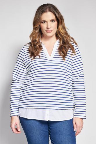 Αυτή η μπλούζα από υψηλής ποιότητας βαμβακερό φούτερ, συνδυάζει την άνεση ενός κλασικού ριγέ τοπ με την κομψότητα ενός πουκαμίσου, δημιουργώντας ένα έτοιμο layered look που κλέβει τις εντυπώσεις. Διαθέτει διαχρονικές μπλε και λευκές οριζόντιες ρίγες και κολακευτική λαιμόκοψη V με ενσωματωμένο γιακά. Το ιδιαίτερο λευκό τελείωμα πουκαμίσου στο κάτω μέρος προσθέτει μια προσεγμένη λεπτομέρεια που αναβαθμίζει το καθημερινό στυλ, καθιστώντας την ιδανική επιλογή για το γραφείο ή τις απογευματινές βόλτες. Συνδυάστε τη με ένα τζιν παντελόνι και λευκά sneakers για μια φρέσκια, casual εμφάνιση, ή με ένα υφασμάτινο παντελόνι για ένα πιο casual chic αποτέλεσμα. Το μοντέλο έχει ύψος 180 εκ στήθος 107 μέση 95 περιφέρεια 122 και φοράει το μέγεθος S