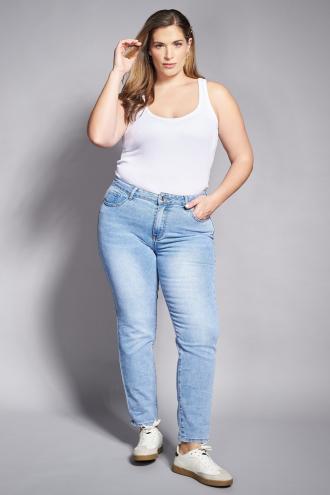 Αυτό το mom fit τζιν παντελόνι αποτελεί την ιδανική επιλογή για όσες αναζητούν μια μοντέρνα και άνετη σιλουέτα. Διαθέτει ψηλή μέση που κολακεύει το σώμα, κλασικό πεντάτσεπο σχέδιο και κλείνει με κουμπί και φερμουάρ μπροστά. Το ανοιχτόχρωμο (washed out) χρώμα του του χαρίζει μια ανεπιτήδευτη, καθημερινή αίσθηση, ενώ η άνετη γραμμή στα πόδια προσφέρει ελευθερία κινήσεων και στυλ που ξεχωρίζει. Συνδυάστε το με μια εφαρμοστή μπλούζα ή ένα κορμάκι για να ισορροπήσετε τον όγκο του παντελονιού, και ολοκληρώστε το look με sneakers ή mules για μια προσεγμένη street style εμφάνιση. Το μοντέλο έχει ύψος 180 εκ στήθος 107 μέση 95 περιφέρεια 122 και φοράει το μέγεθος S