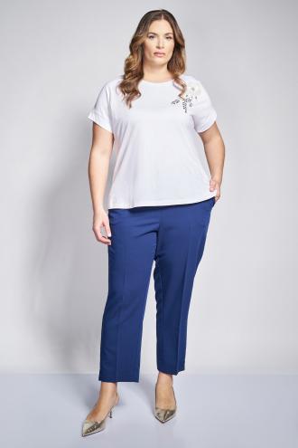 Επαναπροσδιορίστε το office look σας με αυτό το ψηλόμεσο peg παντελόνι από ύφασμα twill TR, που συνδυάζει την απόλυτη άνεση με την αυστηρή γοητεία του σύγχρονου tailoring. Το συγκεκριμένο ύφασμα είναι γνωστό για την ανθεκτικότητά του και την ικανότητά του να διατηρεί το σχήμα του χωρίς να τσαλακώνεται εύκολα, προσδίδοντας μια πολυτελή, λεία όψη. Η χαρακτηριστική peg γραμμή του, άνετη στους γοφούς και ελαφρώς στενότερη προς τον αστράγαλο, δημιουργεί μια εξαιρετικά κολακευτική σιλουέτα, ενώ. Οι μεταλλικές λεπτομέρειες στο ζωνάκι, προσθέτουν μια luxury πινελιά που το κάνει να ξεχωρίζει από τα συνηθισμένα basic κομμάτια. Το υψηλής ποιότητας twill ύφασμα προσφέρει σταθερότητα και κομψή πτώση που δεν τσαλακώνεται εύκολα, εξασφαλίζοντας μια αψεγάδιαστη εικόνα από το πρωί μέχρι το βράδυ. Είναι το ιδανικό παντελόνι για τη γυναίκα που αναζητά ένα 