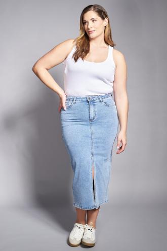 Αυτή η τζιν φούστα σε midi μήκος προσφέρει μια μοντέρνα εκδοχή ενός κλασικού αγαπημένου κομματιού. Είναι σχεδιασμένη σε ίσια γραμμή με ψηλή μέση που κολακεύει τη σιλουέτα, ενώ το μπροστινό σκίσιμο στο κέντρο προσθέτει μια δόση θηλυκότητας και διευκολύνει την κίνηση. Το ανοιχτόχρωμο 