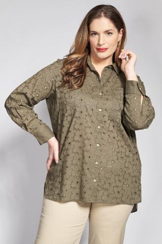 Φέρετε έναν αέρα ρομαντισμού και φρεσκάδας στην εμφάνισή σας με αυτό το υπέροχο πουκάμισο που γιορτάζει την παραδοσιακή τέχνη του broderie κεντήματος σε μια σύγχρονη εκδοχή. Η κατασκευή του από 100% βαμβακερό ύφασμα εξασφαλίζει μέγιστη αναπνευσιμότητα και απαλότητα, ενώ το περίτεχνο σχέδιο broderie anglaise με τα διακριτικά διατρητικά μοτίβα προσδίδει μια μοναδική υφή και θηλυκότητα. Το σχέδιο διαθέτει κλασσικό γιακά, κούμπωμα με πατιλέτα κουμπιών κατά μήκος και μακριά μανίκια με κουμπωτές μανσέτες. Η πλάτη του είναι πιο μακριά και από βαμβακερή ποπλίνα ενισχύοντας τη μοντέρνα γραμμή του πουκαμίσου, ιδανική για να κολακεύει τη σιλουέτα χωρίς να περιορίζει. Casual look: Φορέστε το με ένα τζιν παντελόνι ή ένα ανάλαφρο cropped παντελόνι και ολοκληρώστε με φλατ loafers ή sneakers για μια απόλυτα δροσερή και chic εμφάνιση στις πρωινές σας βόλτες. Evening look: Αναδείξτε τον ρομαντικό του χαρακτήρα συνδυάζοντάς το με μια αέρινη παντελόνα, προσθέτοντας μία λεπτή ζώνη στη μέση και εντυπωσιακά σκουλαρίκια για ένα look που αποπνέει ανεπιτήδευτη πολυτέλεια. Το μοντέλο έχει ύψος 180 εκ στήθος 107 μέση 95 περιφέρεια 122 και φοράει το μέγεθος S