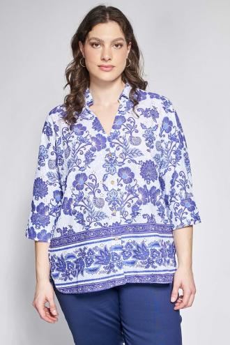 Δημιουργήστε ένα αριστοκρατικό σύνολο με ένα κομμάτι που επαναπροσδιορίζει το boho ρομαντικό στυλ μέσα από την υψηλή ποιότητα των υλικών του. Η βαμβακερή του ύφανση συνδυάζεται με περίτεχνο κέντημα κιπούρ σε φλοράλ μοτίβα, προσφέροντας μια ανάγλυφη και πολυτελή υφή που επιτρέπει στο δέρμα να αναπνέει. Διαθέτει κλασσικό γιακά με V άνοιγμα, μανίκια 3/4 με κουμπωτές μανσέτες και κλείσιμο με κουμπιά. Σε άνετη γραμμή και μακρύτερη πλάτη με πλαϊνά ανοίγματα, χαρίζοντας κίνηση και κομψότητα. Για μια καθημερινή εμφάνιση ταιριάζει ιδανικά με ένα τζιν παντελόνι και δερμάτινα loafers, ενώ για μια πιο formal περίσταση αναδείξτε το με μία αέρινη μακριά παντελόνα και ψηλοτάκουνα. Συνδυάστε το με cropped παντελόνες και εσπαντρίγιες για μία άκρως δροσερή εμφάνιση. Το μοντέλο έχει ύψος 180 εκ στήθος 107 μέση 95 περιφέρεια 122 και φοράει το μέγεθος S