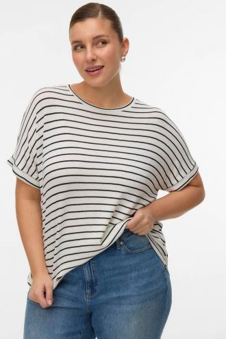 Αυτό το πλεκτό μπλουζάκι σε στυλ Τ-Shirt αποτελεί ένα απαραίτητο κομμάτι για κάθε σύγχρονη γκαρνταρόμπα. Από απαλή και υψηλής ποιότητας πλέξη που προσφέρει εξαιρετική αίσθηση στο δέρμα και αντοχή στον χρόνο. Σε άνετη, ελαφρώς χαλαρή γραμμή του εξασφαλίζει απόλυτη ελευθερία κινήσεων και κολακεύει τη σιλουέτα. Το σχέδιο διακρίνεται για την κλασική στρογγυλή λαιμόκοψη και τα κοντά μανίκια με λεπτομέρεια στο ρεβέρ, στοιχεία που προσδίδουν μια διακριτική πολυτέλεια. Για ένα άψογο Casual Chic look, συνδυάστε το με ένα ψηλόμεσο τζιν παντελόνι και boat shoes, ενώ για το γραφείο μπορείτε να δημιουργήσετε ένα σοφιστικέ Office Look φορώντας το μέσα από ένα σακάκι με υφασμάτινο παντελόνι και loafers. Αν επιθυμείτε μια πιο προσεγμένη απογευματινή εμφάνιση, ταιριάξτε το με μια σατέν midi φούστα, πέδιλα με λουράκια και χρυσούς κρίκους, αναδεικνύοντας τον ευέλικτο χαρακτήρα του που μεταμορφώνεται εύκολα ανάλογα με το styling.Το κύριο υλικό σε αυτό το προϊόν περιέχει τουλάχιστον 50% Βισκόζη - Tangcell™ EcoTang™ μία βιοδιασπώμενη τεχνητή ίνα κυταρρίνης από ξυλοπολτό δέντρων από δάση πιστοποιημένα από το Forest Stewardship Council (FSC), διασφαλίζοντας υπεύθυνη διαχείριση και μειώνοντας τον κίνδυνο αποψίλωσης αρχαίων ή απειλούμενων δασών. Χάρη στη φιλική προς το περιβάλλον παραγωγή του, εξοικονομεί νερό και μειώνει τις περιβαλλοντικές επιπτώσεις.. Το Tangcell™ EcoTang™ είναι πιστοποιημένο και διασφαλίζει ότι δεν περιέχει επιβλαβείς ουσίες.