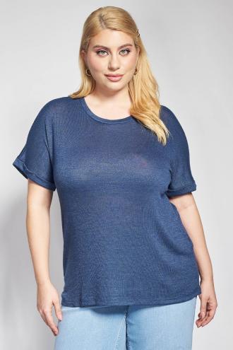 Αυτό το πλεκτό μπλουζάκι σε στυλ Τ-Shirt αποτελεί ένα απαραίτητο κομμάτι για κάθε σύγχρονη γκαρνταρόμπα. Από απαλή και υψηλής ποιότητας πλέξη που προσφέρει εξαιρετική αίσθηση στο δέρμα και αντοχή στον χρόνο. Σε άνετη, ελαφρώς χαλαρή γραμμή του εξασφαλίζει απόλυτη ελευθερία κινήσεων και κολακεύει τη σιλουέτα. Το σχέδιο διακρίνεται για την κλασική στρογγυλή λαιμόκοψη και τα κοντά μανίκια με λεπτομέρεια στο ρεβέρ, στοιχεία που προσδίδουν μια διακριτική πολυτέλεια. Για ένα άψογο Casual Chic look, συνδυάστε το με ένα ψηλόμεσο τζιν παντελόνι και boat shoes, ενώ για το γραφείο μπορείτε να δημιουργήσετε ένα σοφιστικέ Office Look φορώντας το μέσα από ένα σακάκι με υφασμάτινο παντελόνι και loafers. Αν επιθυμείτε μια πιο προσεγμένη απογευματινή εμφάνιση, ταιριάξτε το με μια σατέν midi φούστα, πέδιλα με λουράκια και χρυσούς κρίκους, αναδεικνύοντας τον ευέλικτο χαρακτήρα του που μεταμορφώνεται εύκολα ανάλογα με το styling.Το κύριο υλικό σε αυτό το προϊόν περιέχει τουλάχιστον 50% Βισκόζη - Tangcell™ EcoTang™ μία βιοδιασπώμενη τεχνητή ίνα κυταρρίνης από ξυλοπολτό δέντρων από δάση πιστοποιημένα από το Forest Stewardship Council (FSC), διασφαλίζοντας υπεύθυνη διαχείριση και μειώνοντας τον κίνδυνο αποψίλωσης αρχαίων ή απειλούμενων δασών. Χάρη στη φιλική προς το περιβάλλον παραγωγή του, εξοικονομεί νερό και μειώνει τις περιβαλλοντικές επιπτώσεις.. Το Tangcell™ EcoTang™ είναι πιστοποιημένο και διασφαλίζει ότι δεν περιέχει επιβλαβείς ουσίες.